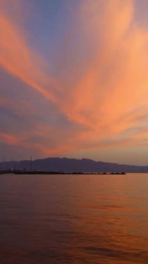 Deniz kenti Turgutreis ve muhteşem gün batımları. Bodrum, Hindi. Sosyal medya için dikey video.