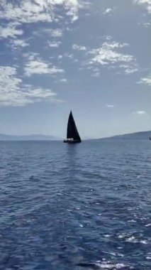 Bodrum, Hindi. 06 Ekim 2024: Yelkenliler Ege Denizi 'nin mavi sularında, ünlü tatil beldesi Bodrum' un kıyılarında rüzgarlı havada yelken açıyorlar. Sosyal medya için dikey video. 