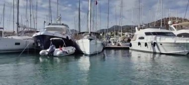Bodrum, Hindi. 06 Ekim 2024: Bodrum, Marina 'nın sakin sularına yansıyan yelkenliler ve yatlar insanların teknelerini yanaştırıp denize açılabilecekleri yerler