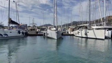Bodrum, Hindi. 06 Ekim 2024: Bodrum, Marina 'nın sakin sularına yansıyan yelkenliler ve yatlar insanların teknelerini yanaştırıp denize açılabilecekleri yerler