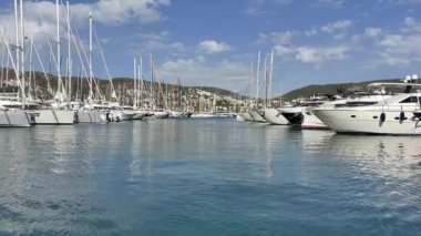 Bodrum, Hindi. 06 Ekim 2024: Bodrum, Marina 'nın sakin sularına yansıyan yelkenliler ve yatlar insanların teknelerini yanaştırıp denize açılabilecekleri yerler