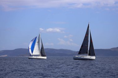 Bodrum, Hindi. 06 Ekim 2024: Yelkenliler Ege Denizi 'nin mavi sularında, ünlü tatil beldesi Bodrum' un kıyılarında rüzgarlı havada yelken açıyor.