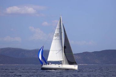 Bodrum, Hindi. 06 Ekim 2024: Yelkenliler Ege Denizi 'nin mavi sularında, ünlü tatil beldesi Bodrum' un kıyılarında rüzgarlı havada yelken açıyor.