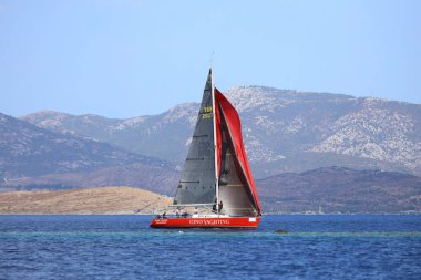 Bodrum, Hindi. 06 Ekim 2024: Yelkenliler Ege Denizi 'nin mavi sularında, ünlü tatil beldesi Bodrum' un kıyılarında rüzgarlı havada yelken açıyor.