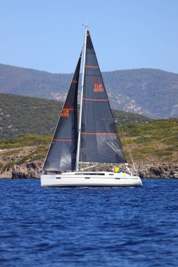 Bodrum, Hindi. 06 Ekim 2024: Yelkenliler Ege Denizi 'nin mavi sularında, ünlü tatil beldesi Bodrum' un kıyılarında rüzgarlı havada yelken açıyor.