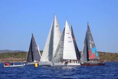 Bodrum, Hindi. 06 Ekim 2024: Yelkenliler Ege Denizi 'nin mavi sularında, ünlü tatil beldesi Bodrum' un kıyılarında rüzgarlı havada yelken açıyor.