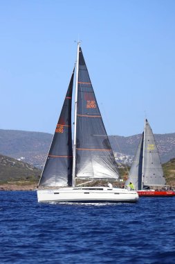 Bodrum, Hindi. 06 Ekim 2024: Yelkenliler Ege Denizi 'nin mavi sularında, ünlü tatil beldesi Bodrum' un kıyılarında rüzgarlı havada yelken açıyor.