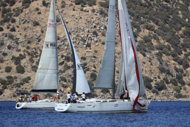 Bodrum, Hindi. 06 Ekim 2024: Yelkenliler Ege Denizi 'nin mavi sularında, ünlü tatil beldesi Bodrum' un kıyılarında rüzgarlı havada yelken açıyor.