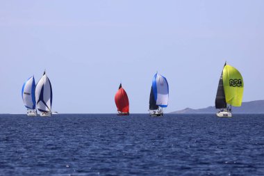 Bodrum, Hindi. 06 Ekim 2024: Yelkenliler Ege Denizi 'nin mavi sularında, ünlü tatil beldesi Bodrum' un kıyılarında rüzgarlı havada yelken açıyor.