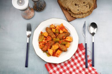 Geleneksel ev yapımı Türk yemeği Kofte - Domates soslu ve patatesli Kofta. (Türkçe adı: İzmir kofte)