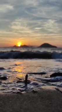 Deniz kenti Turgutreis ve muhteşem gün batımları. Bodrum, Hindi. Sosyal medya için dikey video.