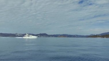 Bodrum, Hindi. 06 Ekim 2024: Lüks tekneler hafta sonu Türkiye 'nin en sevdiği tatil merkezi olan Bodrum' da Ege Denizi 'nde seyahat ediyorlar.