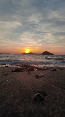 Deniz kenti Turgutreis ve muhteşem gün batımları. Bodrum, Hindi. Sosyal medya için dikey video.