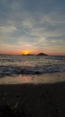 Deniz kenti Turgutreis ve muhteşem gün batımları. Bodrum, Hindi. Sosyal medya için dikey video.