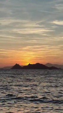 Deniz kenti Turgutreis ve muhteşem gün batımları. Bodrum, Hindi. Sosyal medya için dikey video.