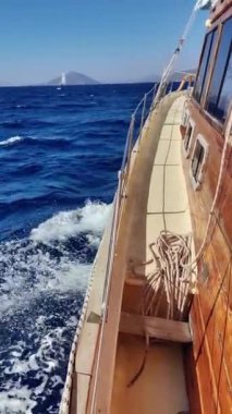 Bodrum, Türkiye, 24 Ekim 2024: Denizdeki yat. Yatı kapatın. sosyal medya için dikey video. 