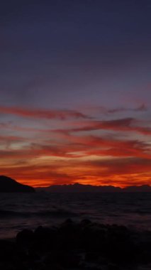 Deniz kenti Turgutreis ve muhteşem gün batımları. Bodrum, Hindi. Sosyal medya için dikey video.