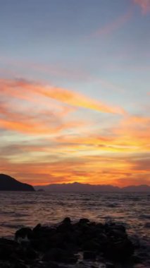 Deniz kenti Turgutreis ve muhteşem gün batımları. Bodrum, Hindi. Sosyal medya için dikey video.