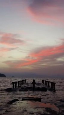 Deniz kenti Turgutreis ve muhteşem gün batımları. Bodrum, Hindi. Sosyal medya için dikey video.