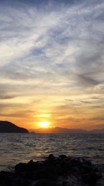 Deniz kenti Turgutreis ve muhteşem gün batımları. Bodrum, Hindi. Sosyal medya için dikey video.