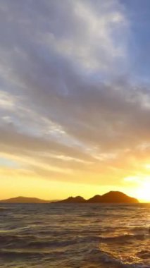 Deniz kenti Turgutreis ve muhteşem gün batımları. Bodrum, Hindi. Sosyal medya için dikey video.