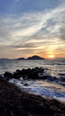 Deniz kenti Turgutreis ve muhteşem gün batımları. Bodrum, Hindi. Sosyal medya için dikey video.