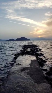 Deniz kenarında boş bir bank. sosyal medya için dikey video.