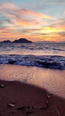 Deniz kenti Turgutreis ve muhteşem gün batımları. Bodrum, Hindi. Sosyal medya için dikey video.