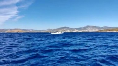 Bodrum, Hindi. 06 Ekim 2024: Lüks tekneler hafta sonu Türkiye 'nin en sevdiği tatil merkezi olan Bodrum' da Ege Denizi 'nde seyahat ediyorlar.