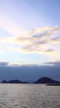 Deniz kenti Turgutreis ve muhteşem gün batımları. Bodrum, Hindi. Sosyal medya için dikey video.