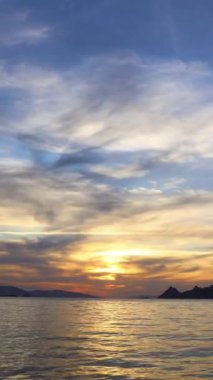Deniz kenti Turgutreis ve muhteşem gün batımları. Bodrum, Hindi. Sosyal medya için dikey video.