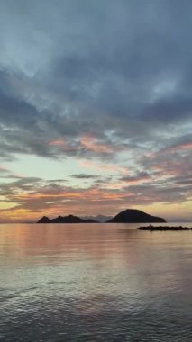 Deniz kenti Turgutreis ve muhteşem gün batımları. Bodrum, Hindi. Sosyal medya için dikey video.