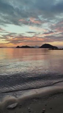Deniz kenti Turgutreis ve muhteşem gün batımları. Bodrum, Hindi. Sosyal medya için dikey video.
