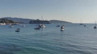 Bodrum, Hindi. 02 Kasım 2024. Ünlü tatil beldesi Bodrum 'da mevsim sona ermiş olsa da denizde hâlâ bir sürü tekne var..