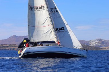 Bodrum, Hindi. 19 Ekim 2024: Yelkenliler Ege Denizi 'nin mavi sularında, ünlü tatil beldesi Bodrum' un kıyılarında rüzgarlı havada yelken açıyorlar..