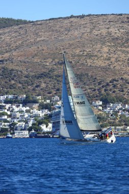 Bodrum, Hindi. 19 Ekim 2024: Yelkenliler Ege Denizi 'nin mavi sularında, ünlü tatil beldesi Bodrum' un kıyılarında rüzgarlı havada yelken açıyorlar..