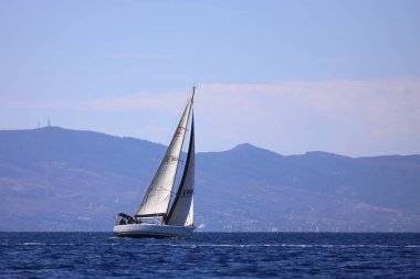 Bodrum, Hindi. 19 Ekim 2024: Yelkenliler Ege Denizi 'nin mavi sularında, ünlü tatil beldesi Bodrum' un kıyılarında rüzgarlı havada yelken açıyorlar..