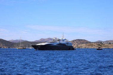 Bodrum, Hindi. 19 Ekim 2024: Yelkenliler Ege Denizi 'nin mavi sularında, ünlü tatil beldesi Bodrum' un kıyılarında rüzgarlı havada yelken açıyorlar..