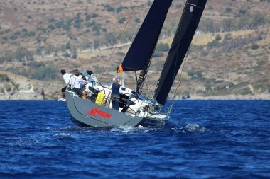 Bodrum, Hindi. 19 Ekim 2024: Yelkenliler Ege Denizi 'nin mavi sularında, ünlü tatil beldesi Bodrum' un kıyılarında rüzgarlı havada yelken açıyorlar..