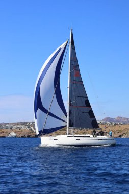 Bodrum, Hindi. 19 Ekim 2024: Yelkenliler Ege Denizi 'nin mavi sularında, ünlü tatil beldesi Bodrum' un kıyılarında rüzgarlı havada yelken açıyorlar..
