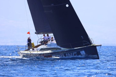 Bodrum, Hindi. 19 Ekim 2024: Yelkenliler Ege Denizi 'nin mavi sularında, ünlü tatil beldesi Bodrum' un kıyılarında rüzgarlı havada yelken açıyorlar..