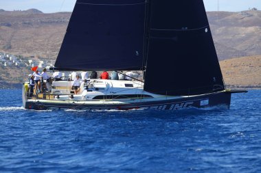 Bodrum, Hindi. 19 Ekim 2024: Yelkenliler Ege Denizi 'nin mavi sularında, ünlü tatil beldesi Bodrum' un kıyılarında rüzgarlı havada yelken açıyorlar..