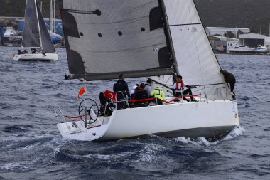 Bodrum, Hindi. 23 Kasım 2024: Yelkenliler Ege Denizi 'nin mavi sularında, ünlü tatil beldesi Bodrum' un kıyılarında rüzgarlı havada yelken açıyorlar..