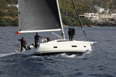 Bodrum, Hindi. 23 Kasım 2024: Yelkenliler Ege Denizi 'nin mavi sularında, ünlü tatil beldesi Bodrum' un kıyılarında rüzgarlı havada yelken açıyorlar..