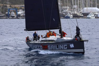 Bodrum, Hindi. 23 Kasım 2024: Yelkenliler Ege Denizi 'nin mavi sularında, ünlü tatil beldesi Bodrum' un kıyılarında rüzgarlı havada yelken açıyorlar..