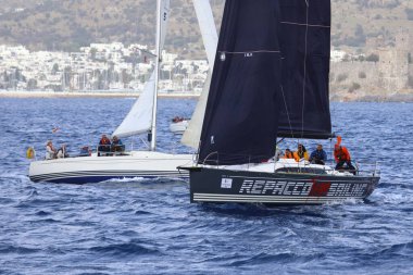 Bodrum, Hindi. 23 Kasım 2024: Yelkenliler Ege Denizi 'nin mavi sularında, ünlü tatil beldesi Bodrum' un kıyılarında rüzgarlı havada yelken açıyorlar..