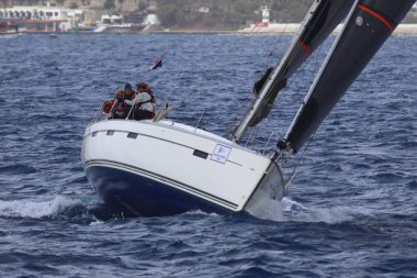 Bodrum, Hindi. 23 Kasım 2024: Yelkenliler Ege Denizi 'nin mavi sularında, ünlü tatil beldesi Bodrum' un kıyılarında rüzgarlı havada yelken açıyorlar..