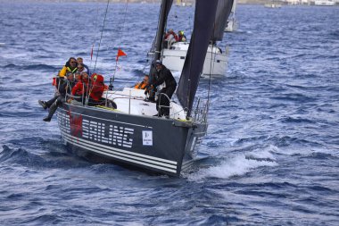Bodrum, Hindi. 23 Kasım 2024: Yelkenliler Ege Denizi 'nin mavi sularında, ünlü tatil beldesi Bodrum' un kıyılarında rüzgarlı havada yelken açıyorlar..