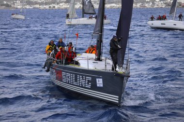 Bodrum, Hindi. 23 Kasım 2024: Yelkenliler Ege Denizi 'nin mavi sularında, ünlü tatil beldesi Bodrum' un kıyılarında rüzgarlı havada yelken açıyorlar..