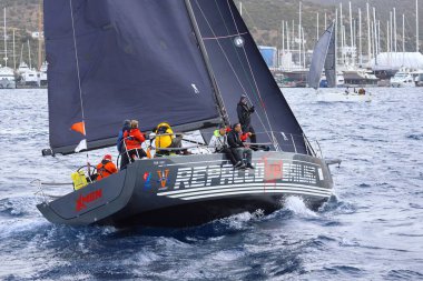 Bodrum, Hindi. 23 Kasım 2024: Yelkenliler Ege Denizi 'nin mavi sularında, ünlü tatil beldesi Bodrum' un kıyılarında rüzgarlı havada yelken açıyorlar..